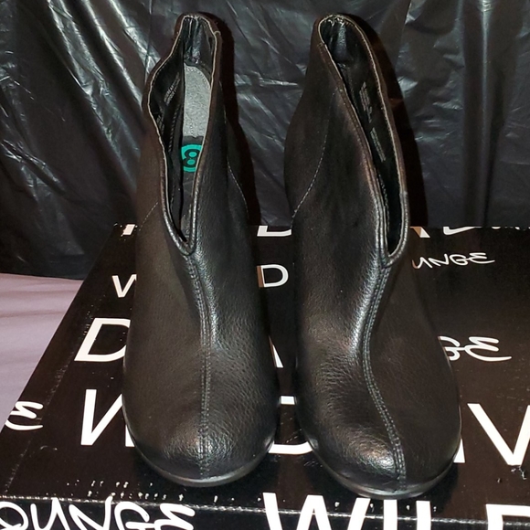 Black leather ankle booties - Picture 2 of 3